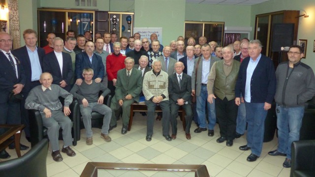 Pamiątkowe zdjęcie wszystkich uczestników spotkania po latach, które odbyło się w Klubie Olimpijczyka w Kielcach.