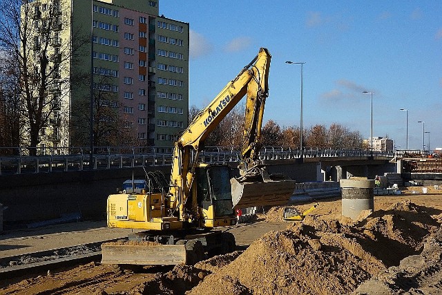 Trwa remont al. Śmigłego – Rydza od skrzyżowania marszałków do ul. Przybyszewskiego. Obecnie prace prowadzone są na wschodniej nitce.Czytaj, zobacz ZDJĘCIA na kolejnych slajdach >>>