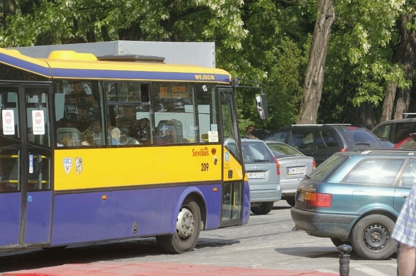 Wrocław: Samochód utrudniał przejazd autobusów aleją Słowackiego. 114 i 120 jechały objazdem