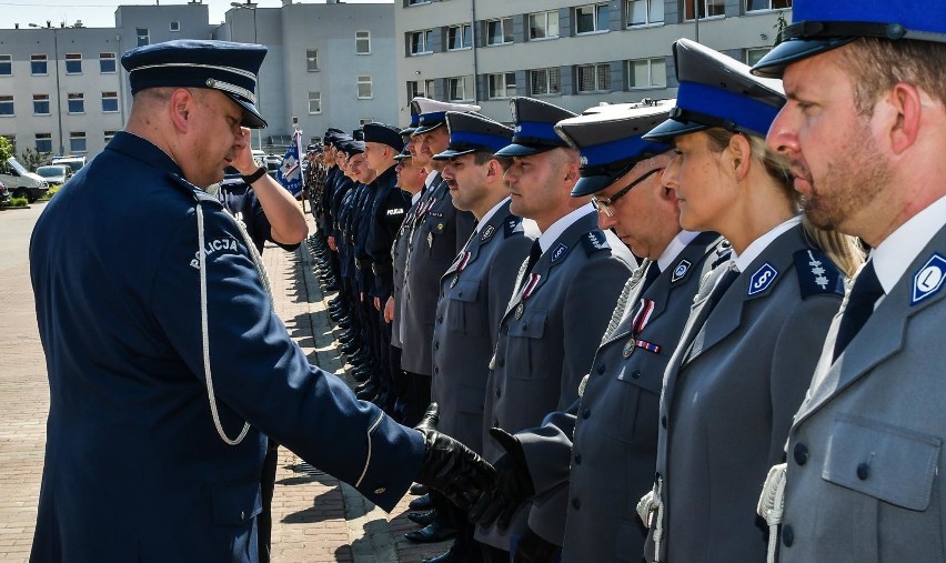 Podczas uroczystości Komendant Wojewódzki Policji w...