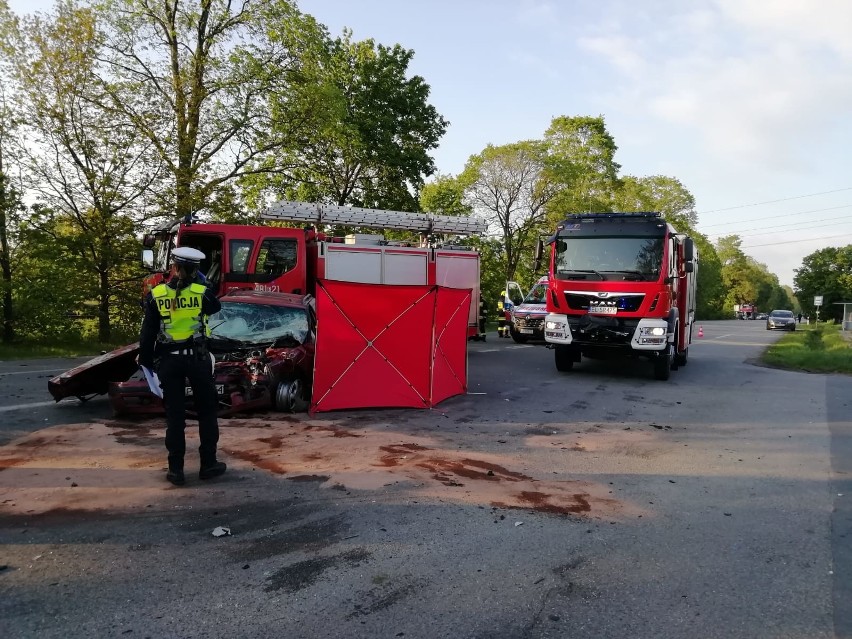 Śmiertelny wypadek pod Pabianicami. Zginął młody kierowca ZDJĘCIA