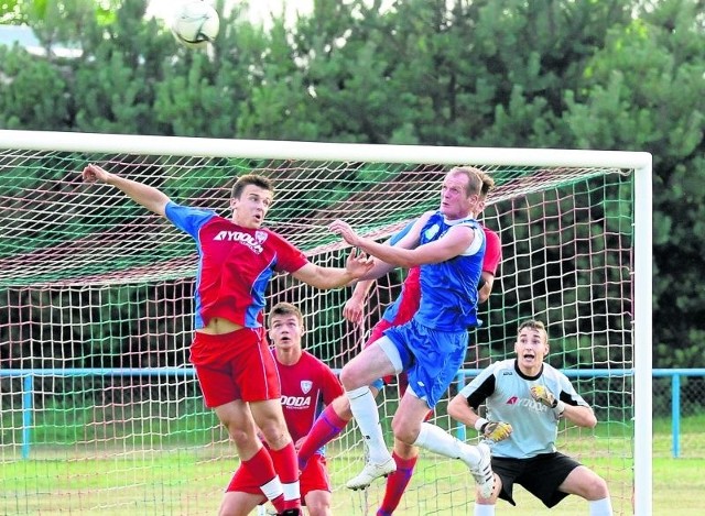 Ruch (w niebieskiej koszulce Grzegorz Jóźwiak) grał m.in. sparing z beniaminkiem III ligi, KS-em Wasilków (wynik 2:4)