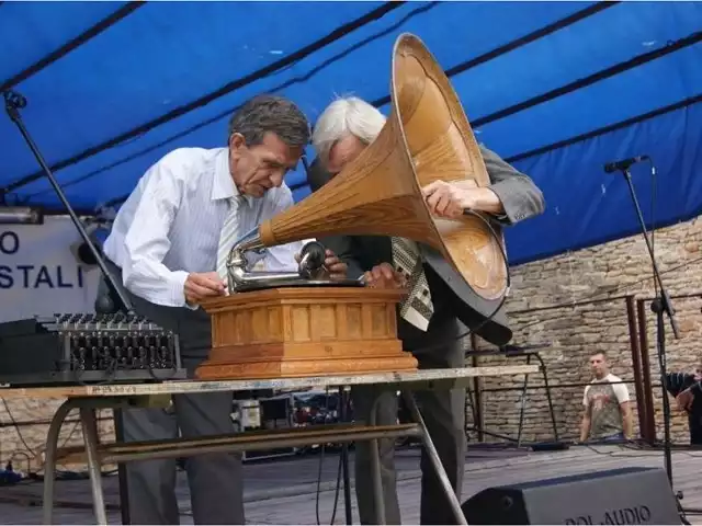 Jerzy Jasiuk dyrektor Muzeum Techniki w Warszawie zaprezentował gramofon z początku XX wieku.