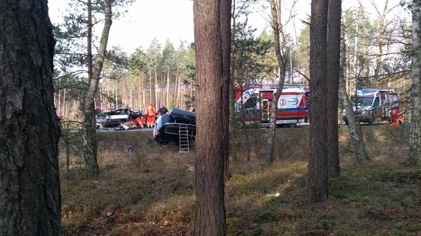 Czołowe zderzenie dwóch aut. Droga jest zablokowana