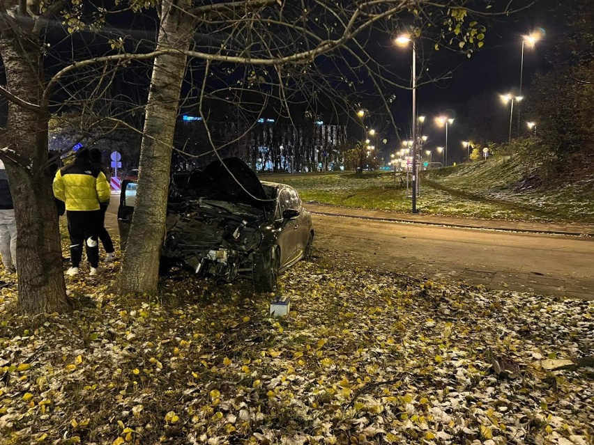 Wypadek w rejonie 29 Listopada w Krakowie. Auto zmasakrowane na drzewie