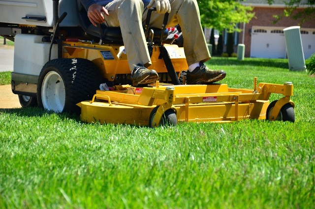 Aby nasz trawnik cieszył intensywną barwą i zdrowym wyglądem niezbędne są wiosenne zabiegi nawożenia.