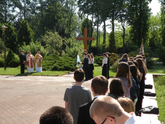 Uczniowie z Mariówki pod Przysuchą uczcili pamięć Jana Pawła II modląc się pod szkolnym Krzyżem Młodych.