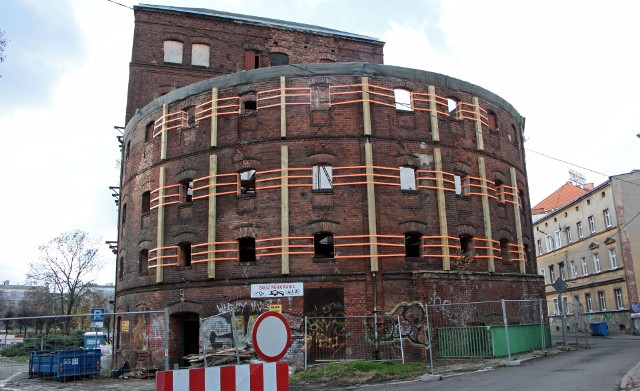 Przed zimą trwają intensywne prace zabezpieczające zabytkowy obiekt Młyna Górnego w Grudziądzu, w którym ma powstać nowoczesny "Młyn Energii"