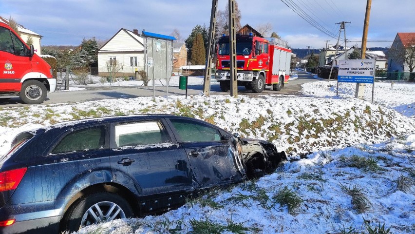 Pijany kierowca audi Q7 wpadł do rowu melioracyjnego w miejscowości Warzyce w powiecie jasielskim [ZDJĘCIA]