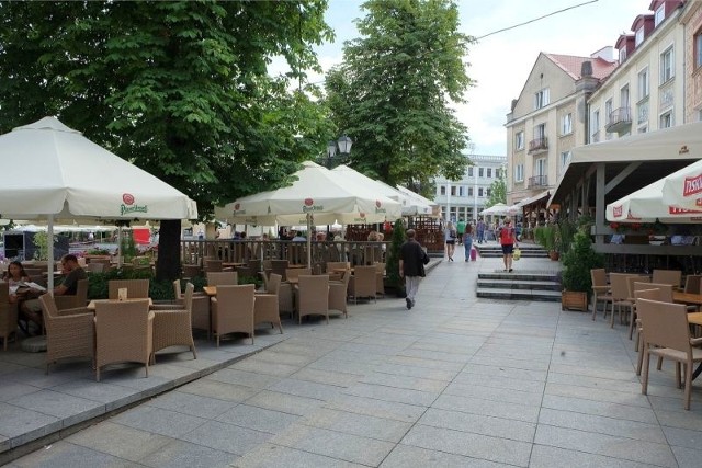 Mieszkańcy postulują o ustawienie większej liczby koszy na odpady na Rynku. Miasto przyznaje, że latem może to być uzasadnione i obiecuje przeanalizować tę sprawę.