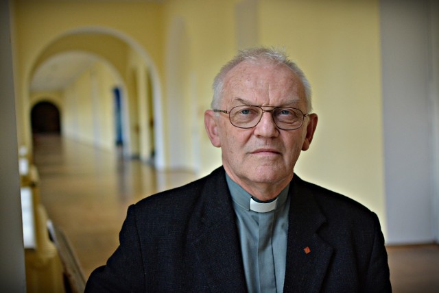 Ks.  profesor Andrzej Szostek, polski duchowny rzymskokatolicki, profesor filozofii, od 1971 r. pracownik Katolickiego Uniwersytetu Lubelskiego, święcenia kapłańskie przyjął w 1974 r., rektor KUL w latach 1998 - 2004, autor ponad 200 publikacji naukowych, dotyczących m.in. r&oacute;żnych wymiar&oacute;w etyki.