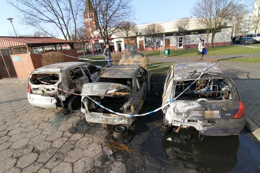 Trzy samochody spłonęły na Biskupinie