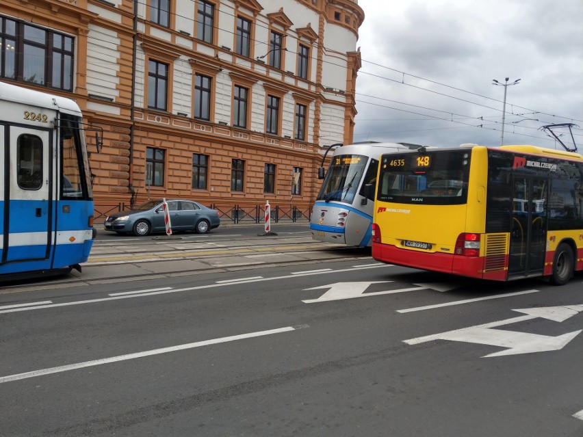 Groźna sytuacja na Podwalu. Dwa tramwaje na jednym torze [FILM]