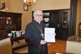 Kuria opolska: Biskup Czaja podejmie kroki prawne wobec posłanki Scheuring-Wielgus. Za powielanie insynuacji suspendowanego księdza