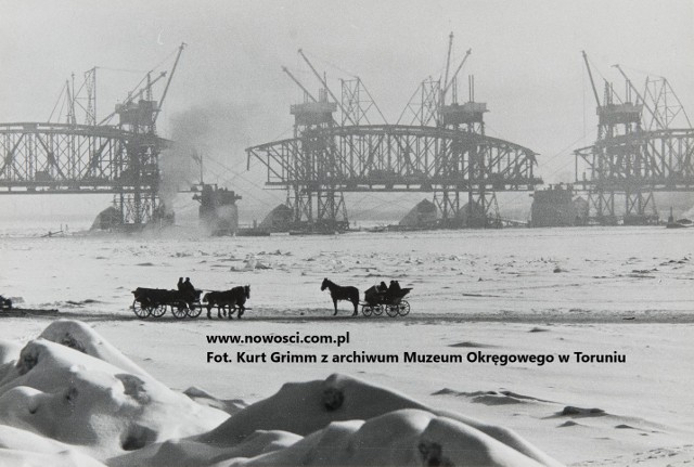 Środowe spotkanie w Muzeum Twierdzy Toruń będzie poświęcone życiu w Toruniu podczas okupacji. Zdjęcie z zimy 1939 / 1940 - wozy na zamarzniętej Wiśle na tle odbudowywanego mostu kolejowego