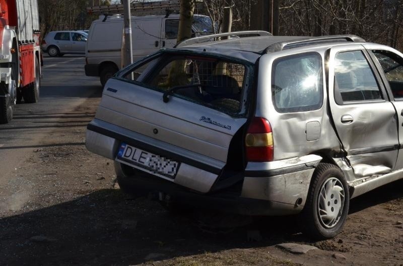 Wrocław: Wypadek na Balonowej. Jedno z aut dachowało (ZDJĘCIA)