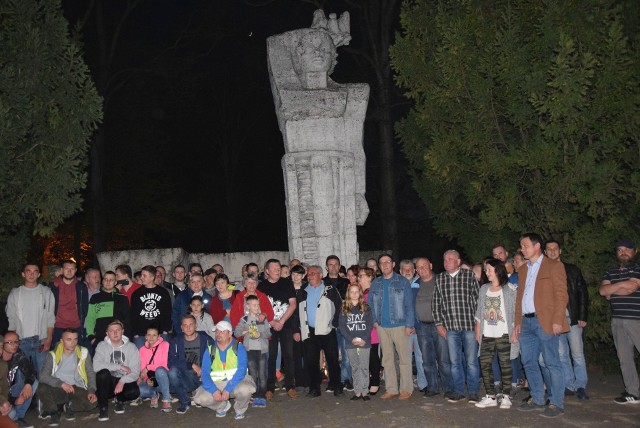 W pikiecie przeciwko wyburzeniu popularnej Elzy wzięło udział prawie sto osób, nie tylko mieszkańcy Gorzowa Śląskiego.