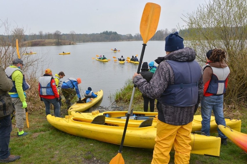 Nie straszny im śnieg i niska temperatura. Kajakarze spłynęli Lubrzanką