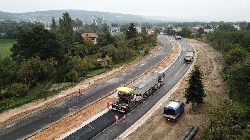 Nowe drogi i rondo na północy Kielc powstają błyskawicznie. Zobacz film z drona  