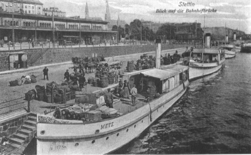 Dawny plac handlowy oraz barki przed dworcem głównym. (1924...