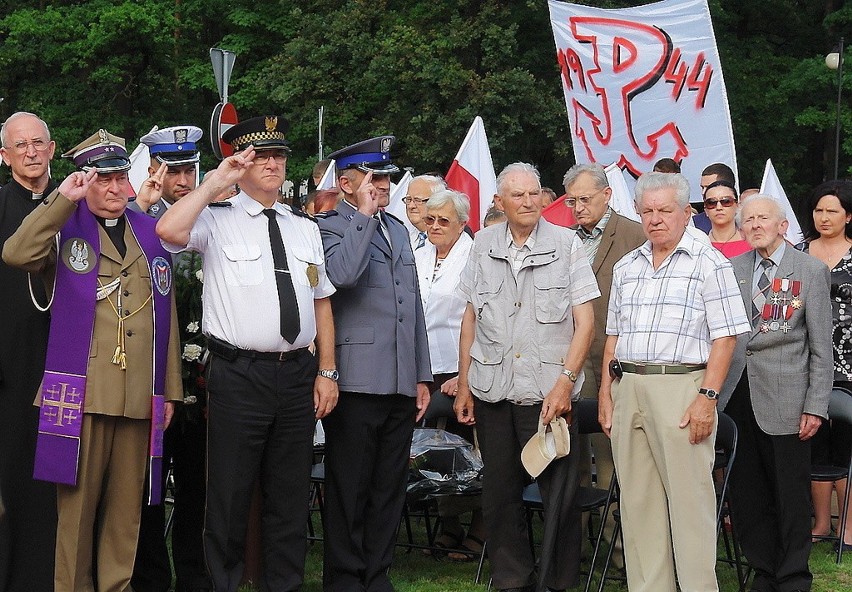 Uroczystości rozpoczęły się przed pomnikiem gen. Bora-...