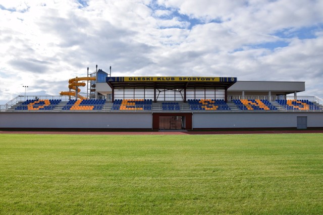 Stadion miejski w Oleśnie jest już gotowy po rewitalizacji.