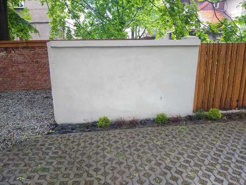 Ściana po wyczyszczeniu przez MZGK w Mysłowicach....