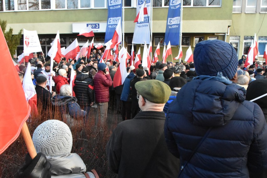 Demonstracja pod wrocławską siedzibą TVP.
