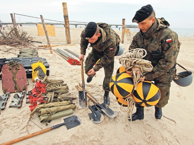 Saperzy z 8. Batalionu Saperów z Dziwnowa na kołobrzeskiej plaży. W Urzędzie Morskim mają nadzieję, że z  robotą uwiną się do końca maja. 