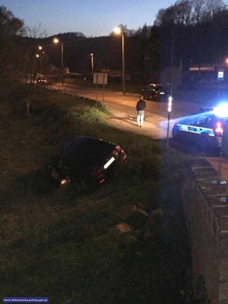 Pijany kierowca BMW zderzył się z VW golfem i wpadł do rowu