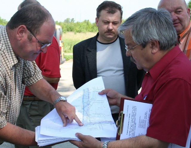 Jan Finek (z prawej) z wydziału inwestycji Urzędu Miejskiego dyskutuje o szczegółach projektu z wykonawcami robót.