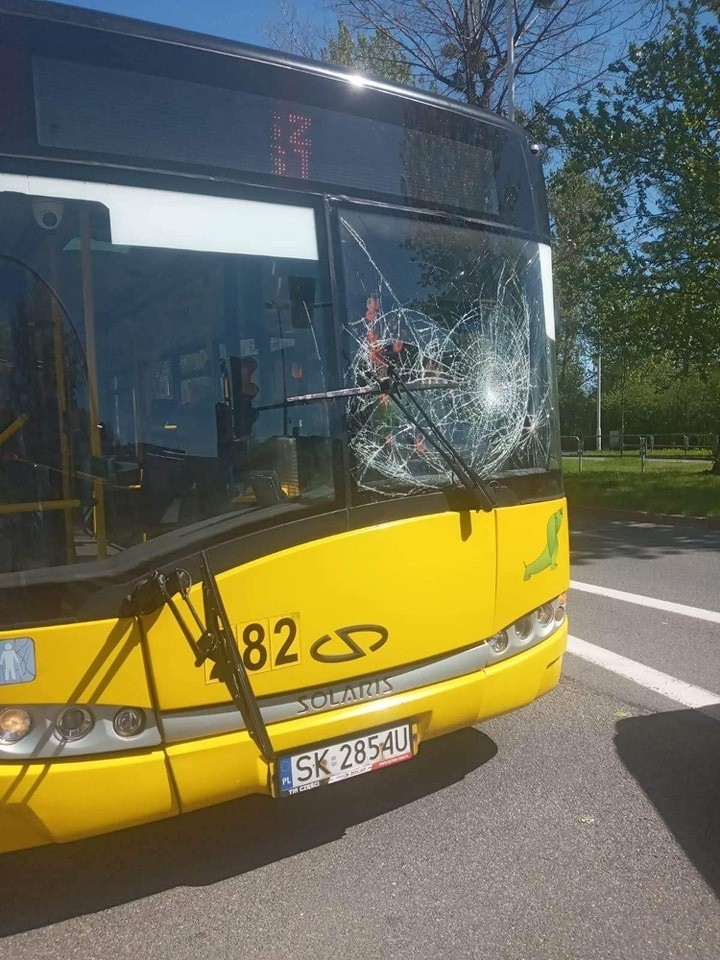 Katowice: Mężczyzna uderzał w głową w szybę autobusu. Furiat uszkodził pojazd linii 72