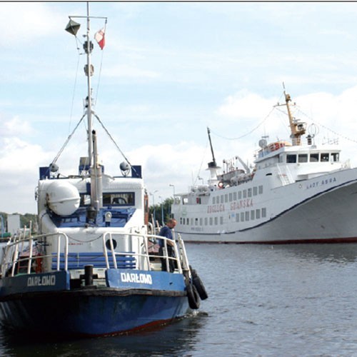 Port w Darłowie to nie tylko port rybacki, jak uważają urzędnicy w Warszawie. Tutaj przypływają też statki handlowe i  pasażerskie. &#8222;Lady Assa&#8221; woziła w wakacje turystów na Bornholm.