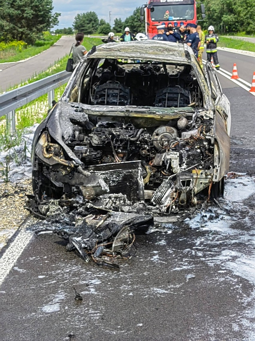 Na obwodnicy Tarnobrzega strażacy gasili płonący samochód. Zobacz zdjęcia z akcji!