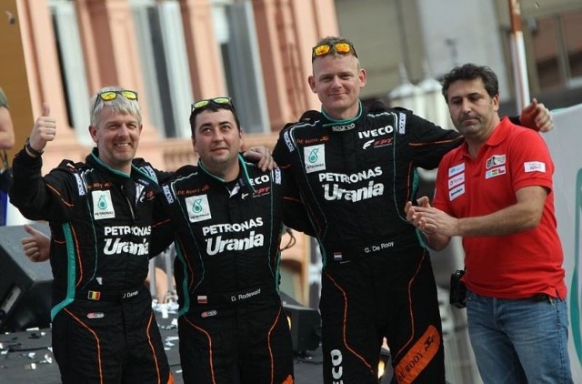 Darek Rodewald na półmetku Rajdu Dakar 2015. Team De Rooy startuje w kategorii ciężarówek w składzie: belgijski nawigator Tom Colsoul, holenderski kierowca Gerard de Rooy i polski mechanik Darek Rodewald.