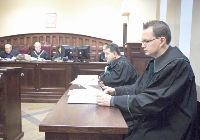 Środowe posiedzenie sądu. Obrońcy podejrzanych: Piotr Sut (na pierwszym planie) i Wojciech Kosiec. 