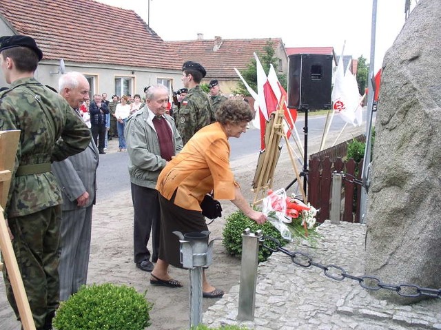 Pierwszy egzemplarz medalu wybitego z okazji 70-lecia Tajnej Organizacji Nauczycielskiej otrzymali Irena Kwaśnik-Wencel i Roman Brzeziński (z prawej) składający kwiaty w miejscu, gdzie stał budynek ich szkoły