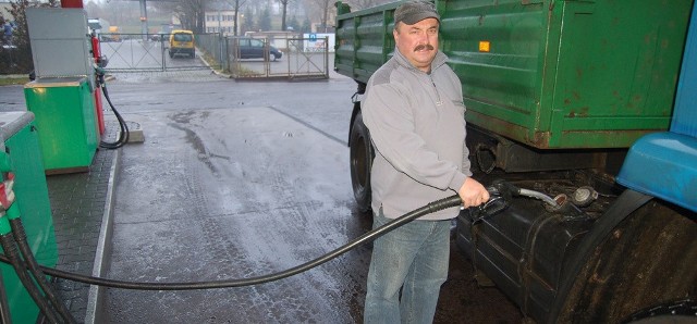 Marek Zagrzejewski zawsze tankuje swoją ciężarówkę na stacji KM: &#8211; Po prostu tu jest najtaniej &#8211; mówi. 