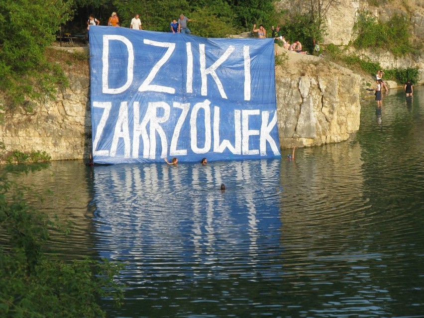 Kraków. Wielki baner na skałach nad wodą na Zakrzówku! Akt nieposłuszeństwa obywatelskiego
