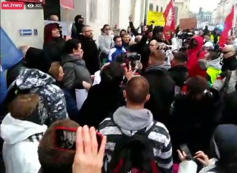 Podczas protestu w Łodzi policjanci wylegitymowali 127 osób....