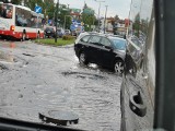 Nowy Sącz. Oberwanie chmury nad miastem. Woda zalała ul. Nawojowską i Królowej Jadwigi, były utrudnienia [ZDJĘCIA]