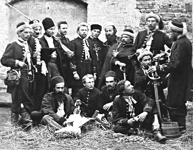 Żuawi śmierci pozują Waleremu Rzewuskiemu do zdjęcia w klasztorze na Świętym Krzyżu. Rok 1863.