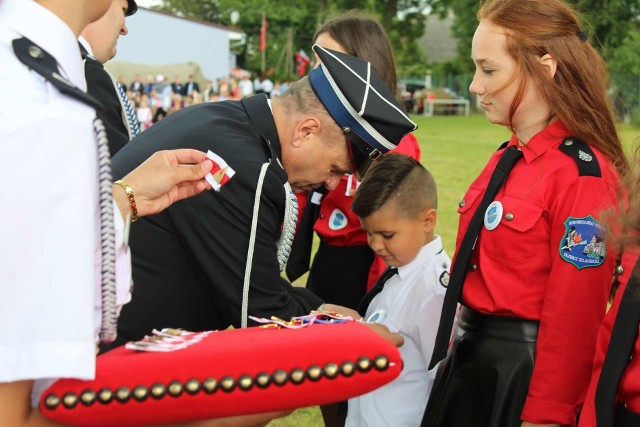 9-letni Maciej Kuzioła z Trzebcza Szlacheckiego - mały strażak z  lokalnej OSP  - koniecznie chciał się przyłączyć do zbiórki