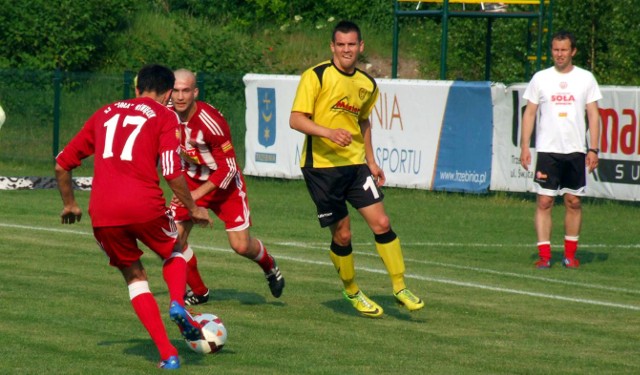 MKS Trzebinia Siersza (żółte stroje) i Soła Oświęcim po raz drugi z rzędu zagrają w finale piłkarskiego Pucharu Polski w zachodniej Małopolski.