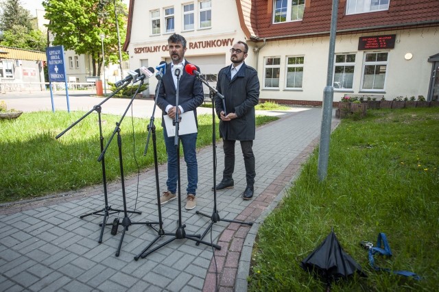 Konferencja przed koszalińskim szpitalem