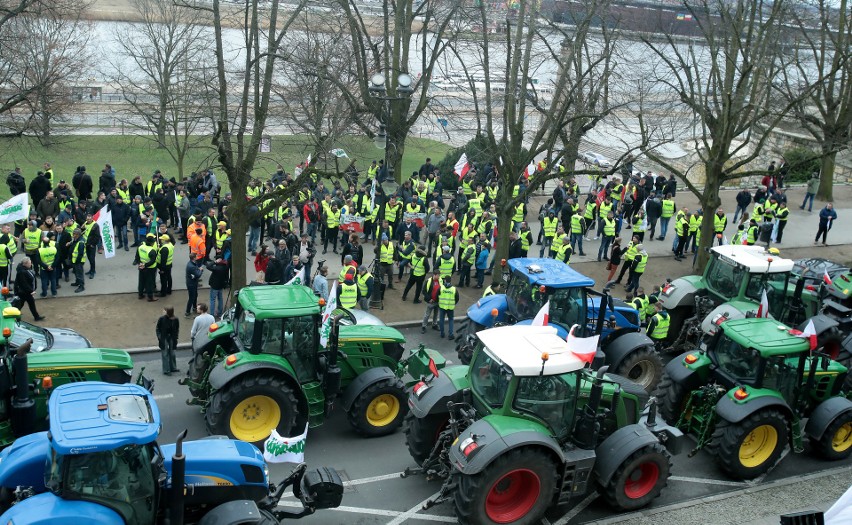 Protest rolników przed Urzędem Wojewódzkim w Szczecinie. "Nie damy rady wyżyć"