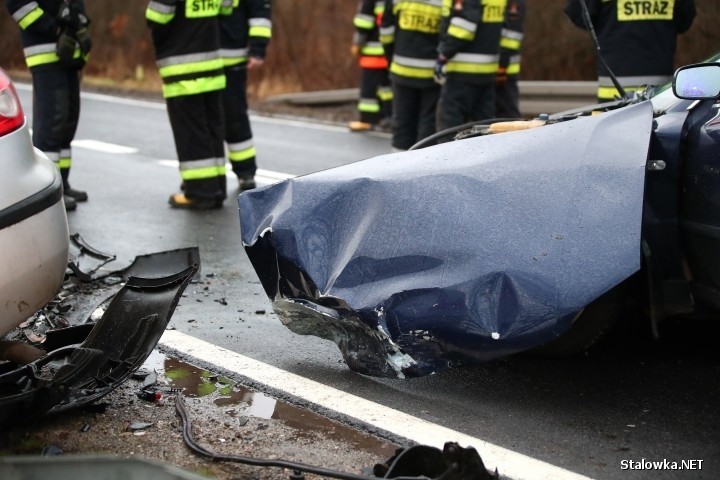 Trzy osoby ranne w zderzeniu czterech samochodów na drodze krajowej [ZDJĘCIA]