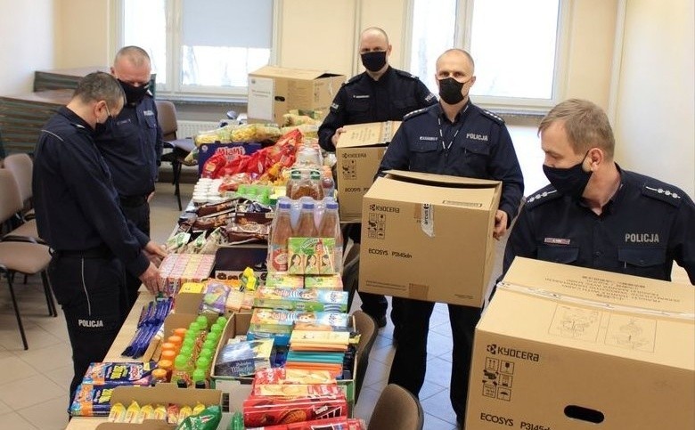 Policjanci z Tarnobrzega pomagają dzieciom ukraińskich policjantów. Zebrali dla nich żywność i nie tylko (ZDJĘCIA)