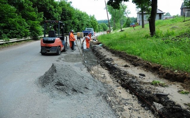 Remontują kilka odcinków dróg na terenie gminy Staszów. Na zdjęciu Kurozwęki