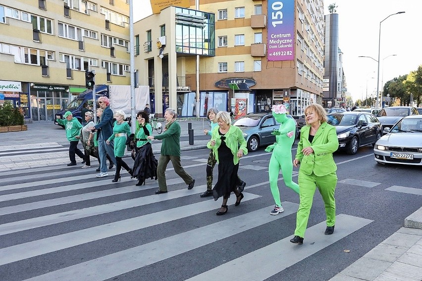 Seniorzy ubrani na zielono tańczyli na ulicach Szczecina